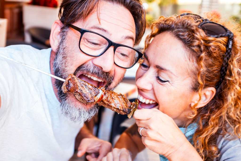 happy couple eating a kebab